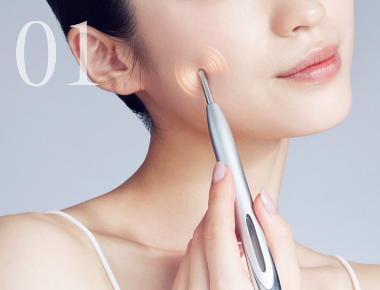 01 クッションスティックで頬をケアする使用イメージ